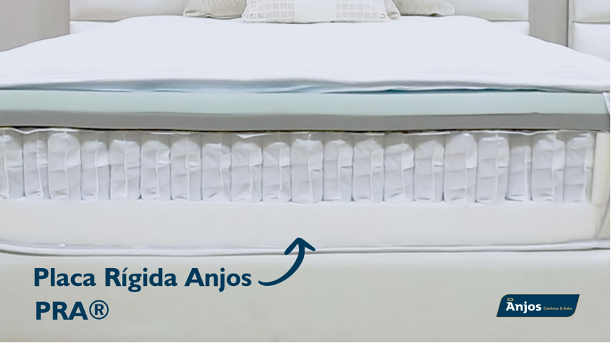 Recorte de um colchão da Anjos Colchões & Sofás através do qual é possível ver a sobreposição de camadas. A Placa Rígida Anjos está identificada na base por uma seta azul.